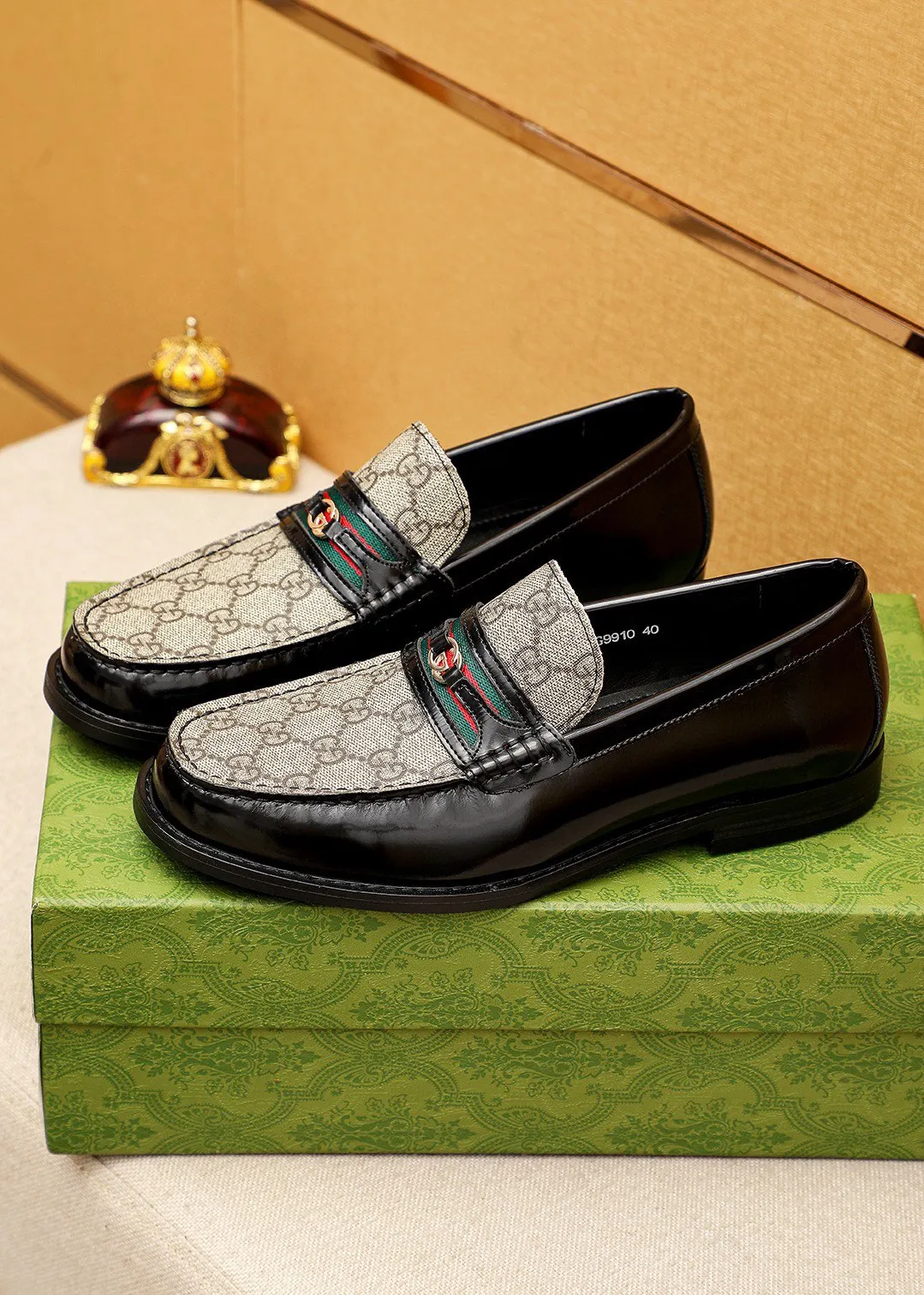 Men's shoes 💰460 💐 Product trademark: GUCCI "Gucci" casual leather shoes Regular size: 38-44 (45🉑️customized) Product materials: Selected imported first-layer open-edge beaded cowhide leather upper + luxury hardware buckle, imported water-dyed cowhide leather lining. Strong three-dimensional visual effect, original combination outsole Color: 2⃣️colors available